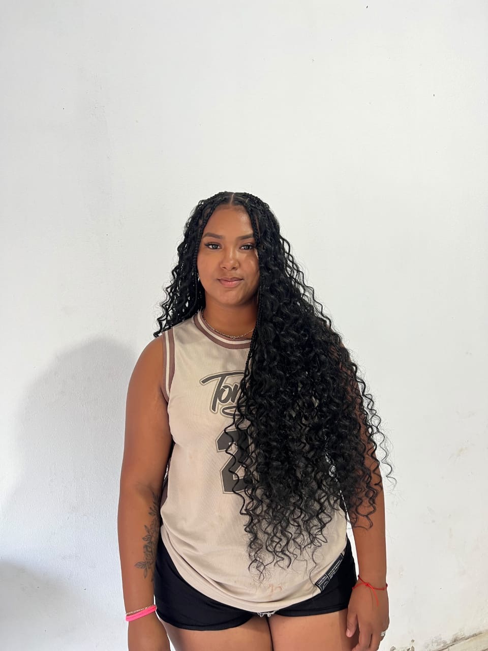 Modelo com Gips Braids longas e cacheadas